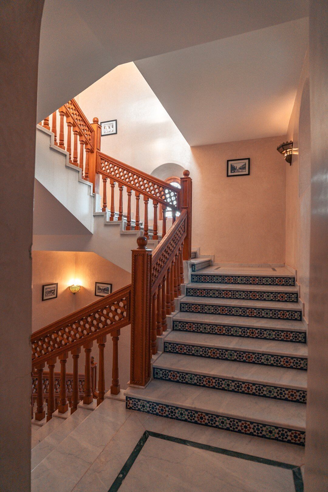 Un escalier avec des rampes en bois et des marches à motifs.