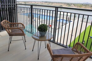 Balcony - Bloomfields 1BR Canal View in Water Edge (Abu Dhabi)