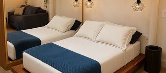 Orchid Chalet with Jacuzzi, swimming pool, fireplace, bonfire, private backyard