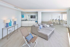 TV - SPECTACULAR PUERTO BANUS  MODERN 5 BED APARTMENT (Marbella)