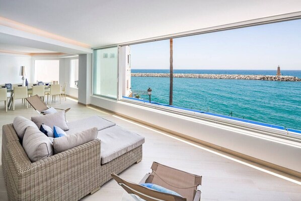 TV - SPECTACULAR PUERTO BANUS  MODERN 5 BED APARTMENT (Marbella)