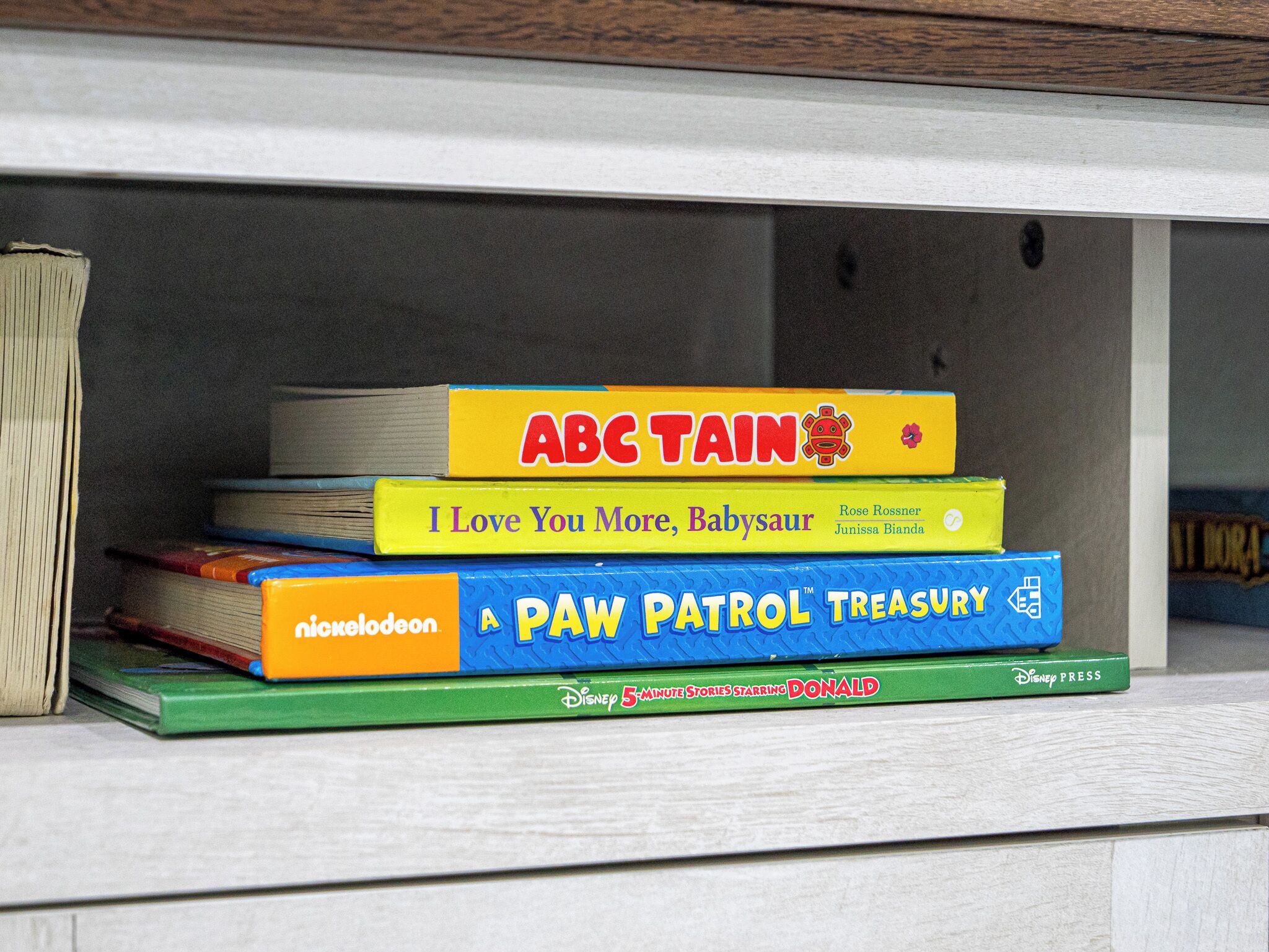 Een stapel boeken op een plank.