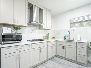 Frigorifero, microonde, piano cottura, macchina per tè/caffè