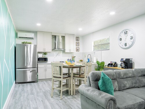 Cozy & Stylish Apartment for 4 just 5 Minutes from Downtown