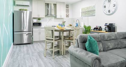 Cozy & Stylish Apartment for 4 just 5 Minutes from Downtown