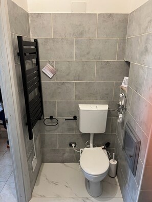 Dusch, hårtork, handdukar och tvål