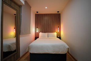 1 habitación, escritorio, tabla de planchar con plancha y wifi