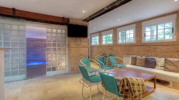 Villa, meerdere slaapkamers, roken, privézwembad | Interieur