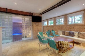 Villa, meerdere slaapkamers, roken, privézwembad | Interieur