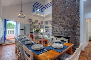 Villa, varias habitaciones, fumadores, piscina privada | Comedor