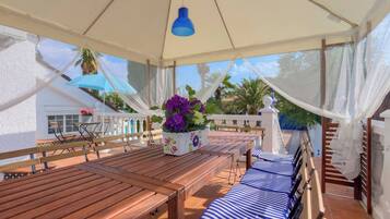 Villa, meerdere slaapkamers, roken, privézwembad | Buiten dineren