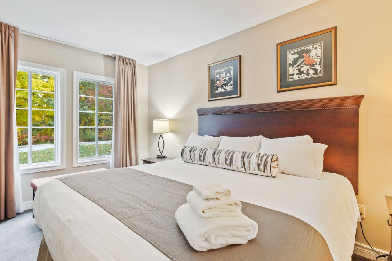 2 間睡房、書桌、熨斗/熨衫板、可攜式嬰兒床