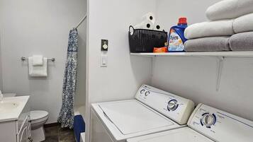 Hårføner, håndklær og sjampo