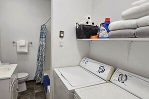 Hair dryer, towels, shampoo - Pet Friendly, Sleeps 4, Two Beds (Grand-Sault)