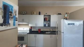 Refrigerador, microondas, horno, cafetera/tetera