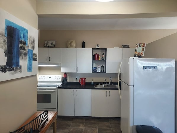 Refrigerador, microondas, horno y cafetera y tetera 