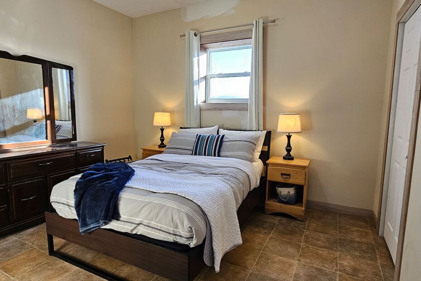 2 habitaciones, tabla de planchar con plancha, cuna de viaje y wifi 