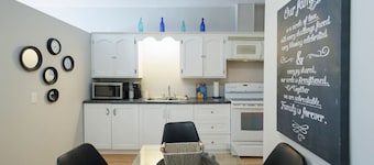 Cozy, Pet Friendly, 2 Bedroom