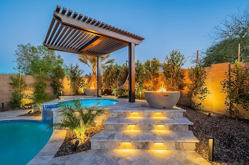 7BR/4BATH Escape w/HEATED Pool, Billiards, Arcade Room, Hot Tub & Mini Golf