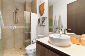 Shower, hair dryer, towels - Milagro 5 Min To Beach | 2 Pools | Private Balcony (Tulum)