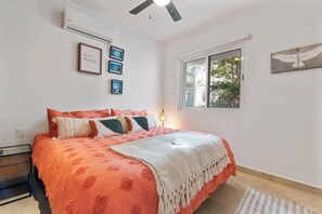 2 室のベッドルーム、デスク、WiFi、ベッドシーツ