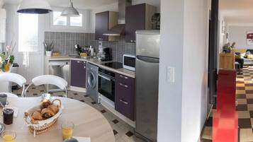 Réfrigérateur, micro-ondes, four, plaque de cuisson