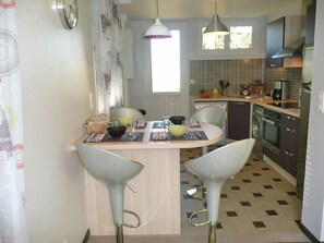 Fridge, microwave, oven, stovetop - Gîtes de France® - Le Brandeville (VATTETOT SUR MER)