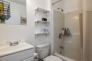 Haartrockner, Handtücher, Seife, Toilettenpapier