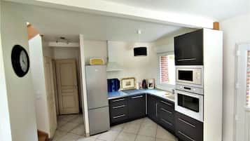 Een koelkast, een microgolfoven, een oven, een kookplaat