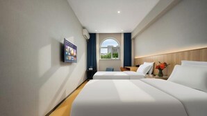 A hotel room with two beds, a TV, a window with curtains, and a wooden headboard. - Jingman Light Luxury Hotel (Shangqiu Experimental Middle School High-speed Railway Station) (Shangqiu)