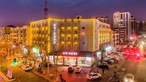 Un hôtel à la façade moderne, doté de nombreux étages et d’une tour imposante.