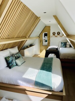 2 bedrooms, travel crib, free WiFi
