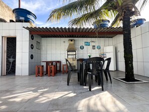 Outdoor dining - LARGE HOUSE - WI-FI - SWIMMING POOL - BARBECUE - HYDRO (Balneário Flórida Mirim Mongaguá)