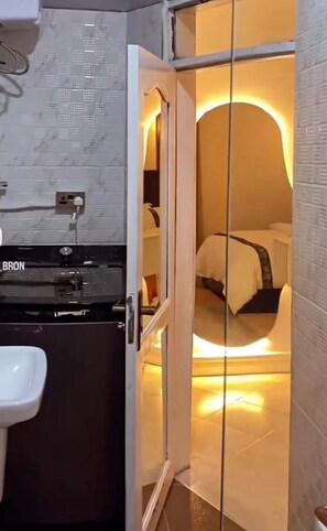 1 soverom, skrivebord, strykejern/-brett og wi-fi