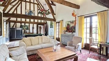 Televisie, een open haard en een tafeltennistafel