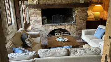 Televisie, een open haard en een tafeltennistafel