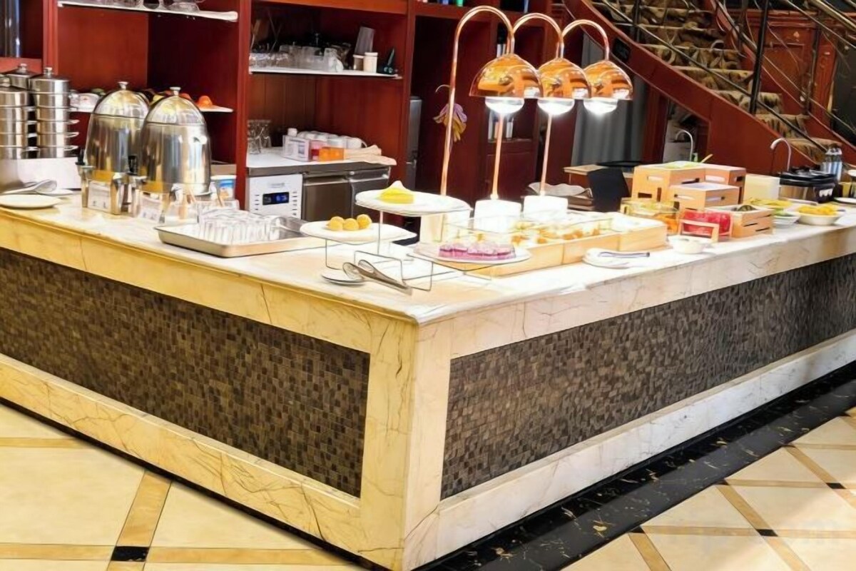 Un mostrador de buffet con diversos alimentos y equipos de cocina.