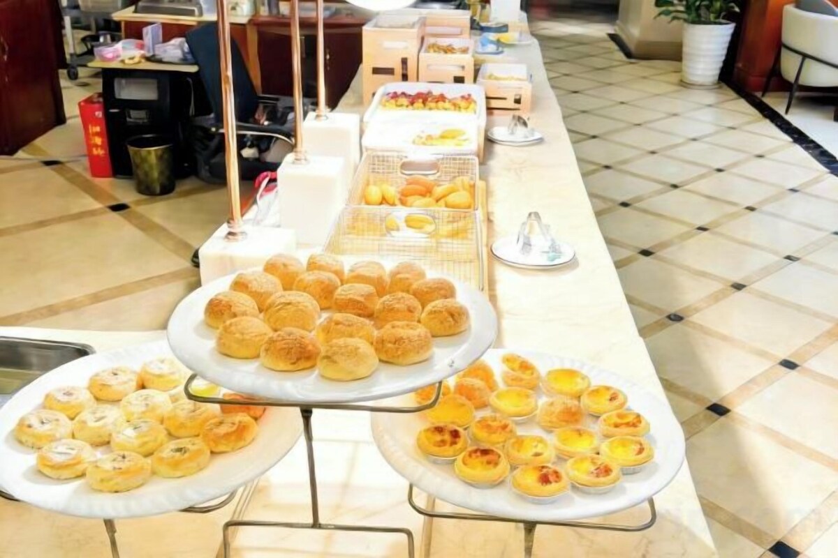 Una mesa de buffet con diversos pasteles y postres.