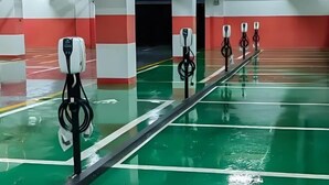 A parking garage with green flooring and white and red walls. - Lavande Hotel (Suining Heping West Road) (Suining)
