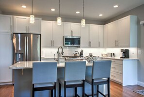 Frigorifero, microonde, forno, piano cottura