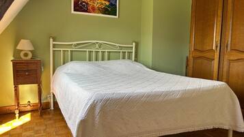 5 bedrooms, travel cot, free WiFi
