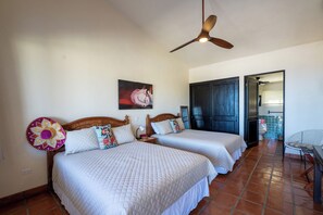 4 habitaciones, tabla de planchar con plancha, wifi y ropa de cama 