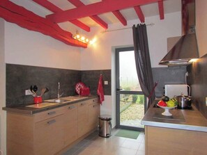 Kylskåp, mikrovågsugn, ugn och spishäll