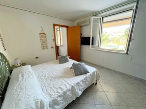 2 bedrooms, iron/ironing board, WiFi, bed sheets - Exclusive house on the River in the center of Bosa - Private Garden and Parking (Bosa)