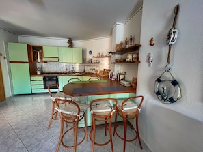 Fridge, oven, stovetop, coffee/tea maker - Exclusive house on the River in the center of Bosa - Private Garden and Parking (Bosa)