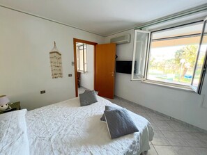 2 bedrooms, iron/ironing board, WiFi, bed sheets - Exclusive house on the River in the center of Bosa - Private Garden and Parking (Bosa)