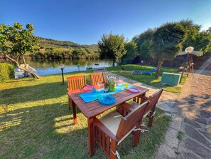 Outdoor dining - Exclusive house on the River in the center of Bosa - Private Garden and Parking (Bosa)