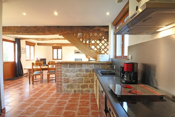 Fridge, microwave, oven, stovetop - Gîtes de France® - La Maison de la Ferme (CANOUVILLE)