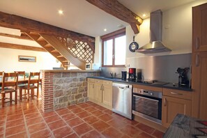 Fridge, microwave, oven, stovetop - Gîtes de France® - La Maison de la Ferme (CANOUVILLE)