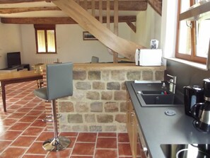 Fridge, microwave, oven, stovetop - Gîtes de France® - La Maison de la Ferme (CANOUVILLE)